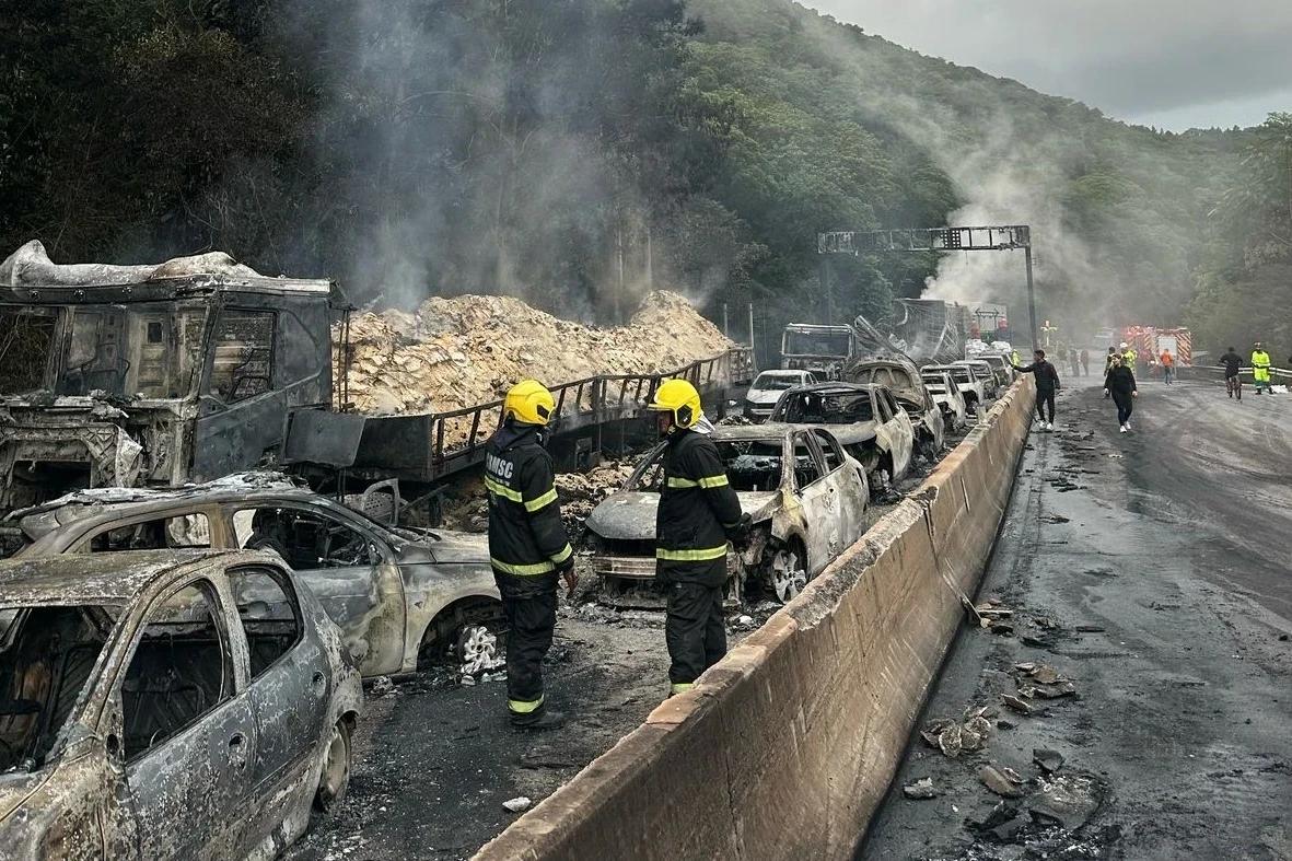 Vídeo: PRF investiga causas de acidente com incêndio no Morro dos Cavalos