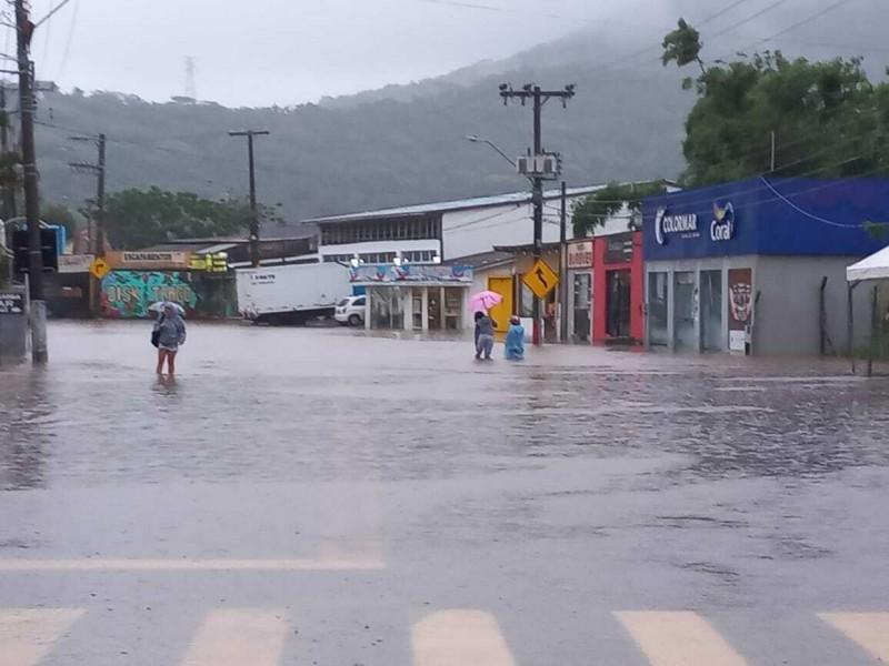 Chuva intensa volta a castigar Santa Catarina provocando mortes e estragos 
