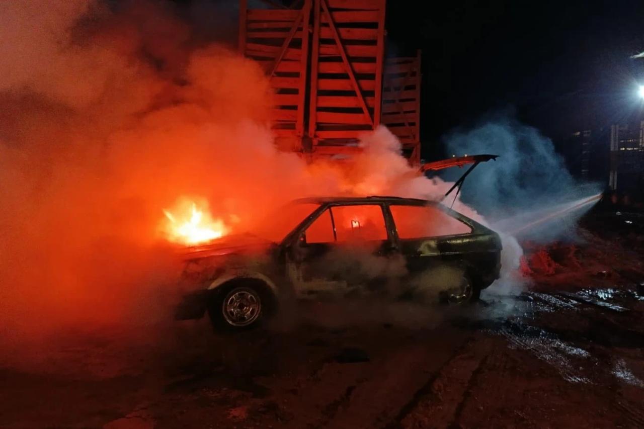 Carro é destruído por incêndio em Morro da Fumaça