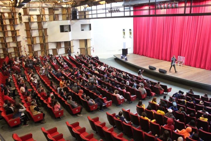 Teatro Elias Angeloni recebe atrações para todos os públicos
