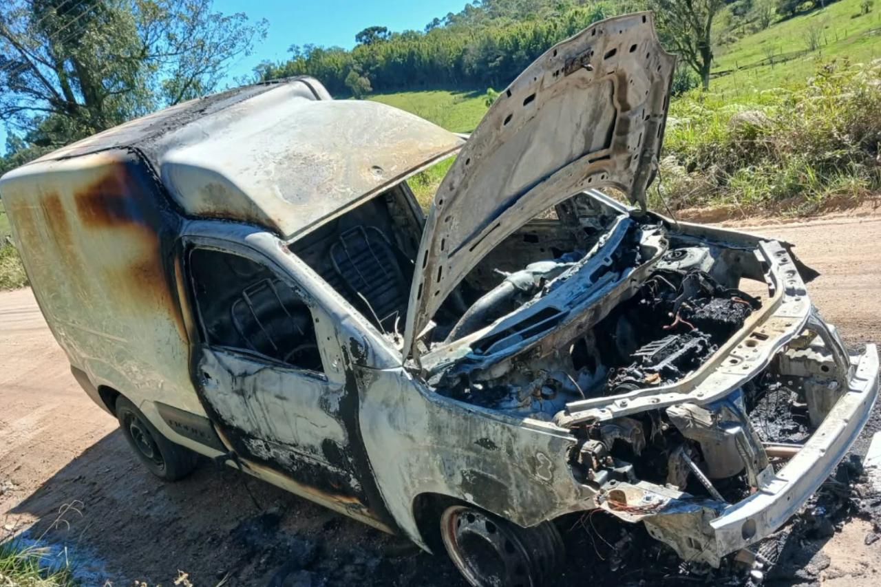 Veículo com cilindro de GNV é atingido por incêndio