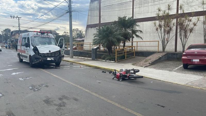 Motociclista fica ferido após colidir contra ambulância de Forquilhinha