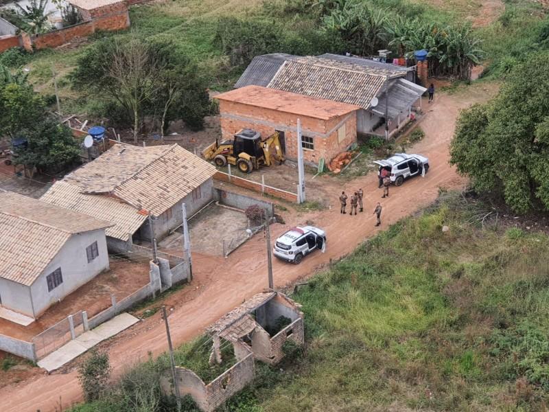 Polícia recupera retroescavadeira da Prefeitura de Orleans que havia sido furtada