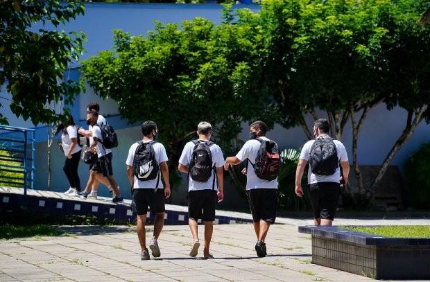 Estado propõe auxílio financeiro de R$ 6,2 mil anuais para estudantes para evitar evasão escolar