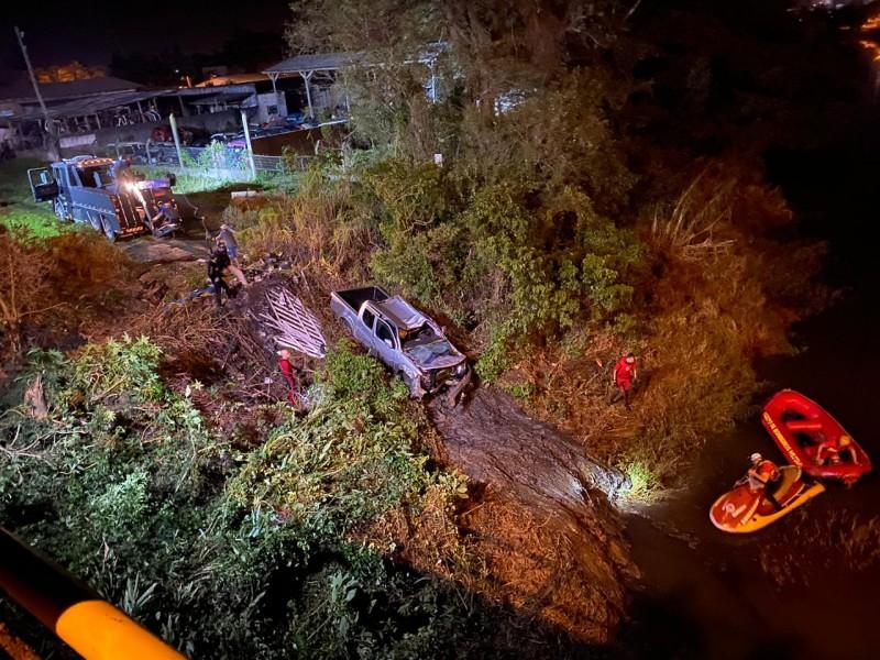 Rio Araranguá: carro cai de ponte e motorista morre