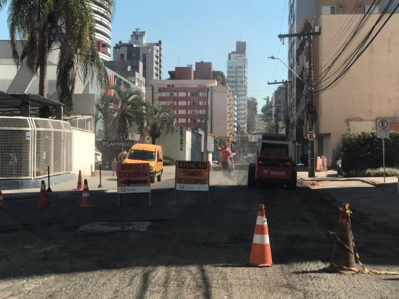 Prefeitura de Criciúma realiza obras na rua Felipe Schmidt e trânsito está interrompido