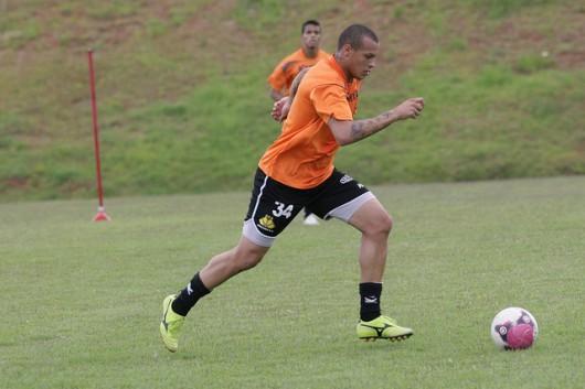 Recuperado de lesão, França diz que jogo contra o Atlético (PR) terá um gostinho especial