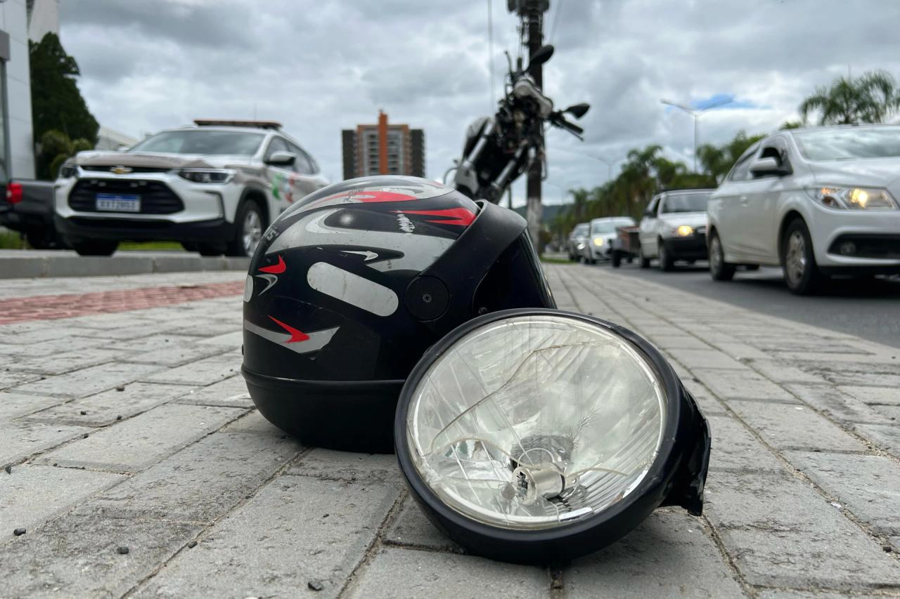 Motociclista de Içara colide contra carro na avenida Centenário