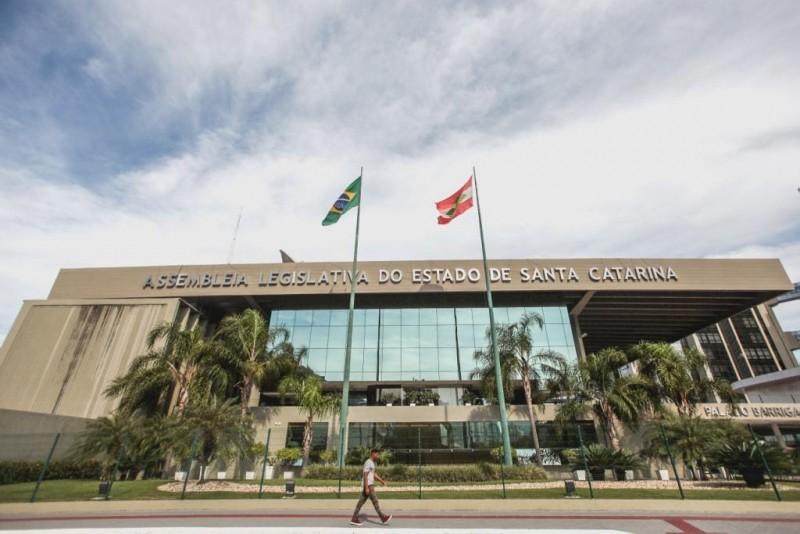 Comissão de Saúde aprova audiência pública para debater reabertura de eventos