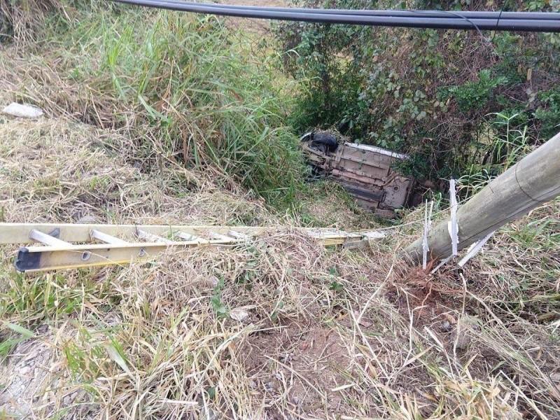 Carro colide em poste e cai em ribanceira na SC-441; motorista ficou ferido