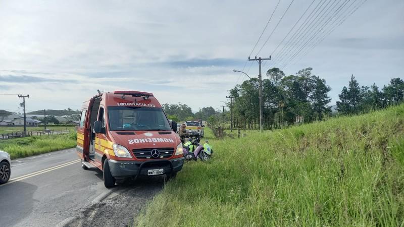 Idosa fica ferida ao desviar de buraco e cair de motocicleta em Morro da Fumaça