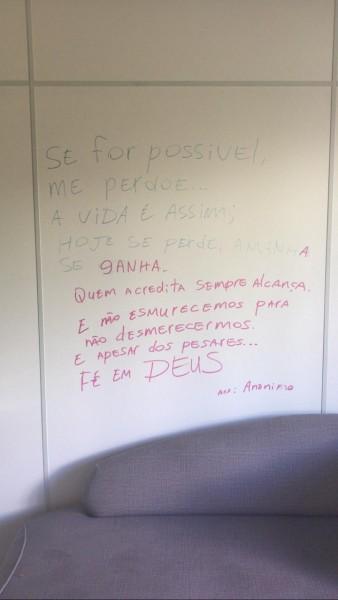 Equipamentos musicais são furtados de escola; criminoso deixou recado na parede