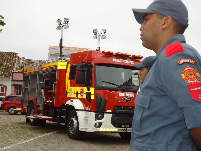 Corpo de Bombeiros de Laguna recebe novo caminhão