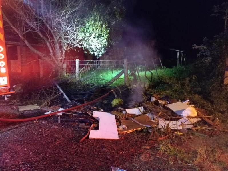 Santa Rosa do Sul: fogo em lixo se alastra para casa abandonada e mobiliza bombeiros