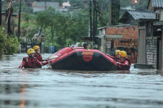 Jorginho Mello reassume governo de SC diante dos impactos das fortes chuvas