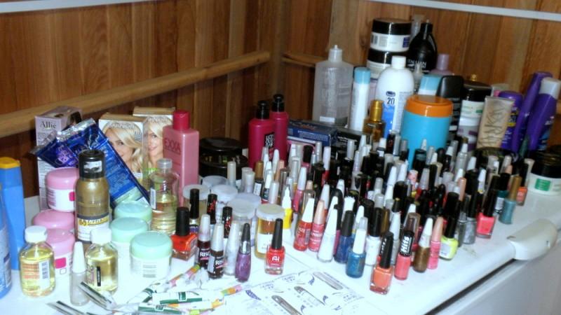 Vigilância Sanitária fiscaliza salões de beleza e lojas de cosméticos