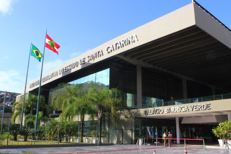 Reajuste salarial aos procuradores do Estado pesa contra Moisés e Daniela