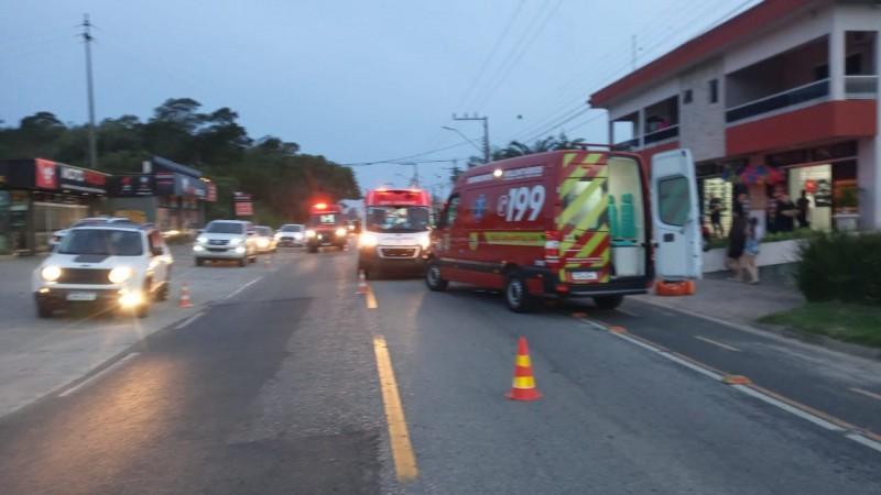 Motociclista de 22 anos é hospitalizado em estado grave após acidente em Jaguaruna