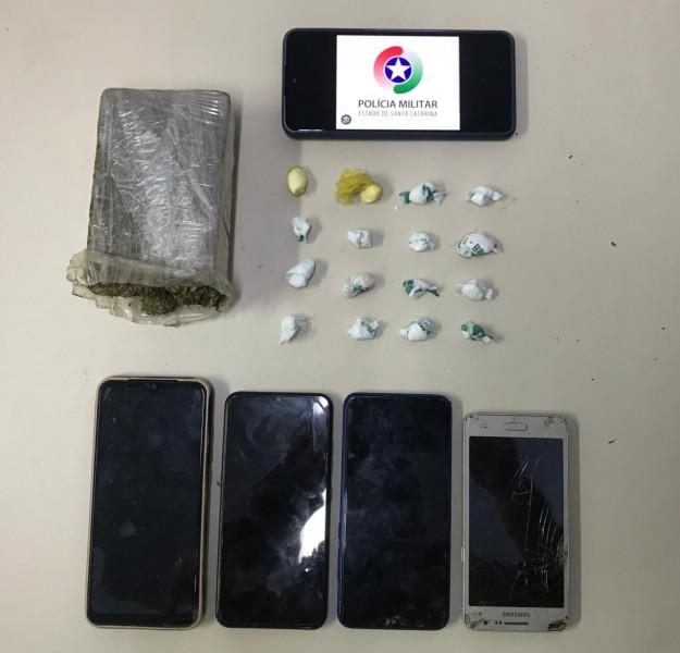 Quatro homens são presos após PM encontrar maconha dentro de carro em Siderópolis