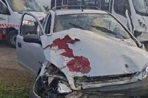 Após não respeitar a preferência, motorista com sinais de embriaguez colide carro em ônibus escolar
