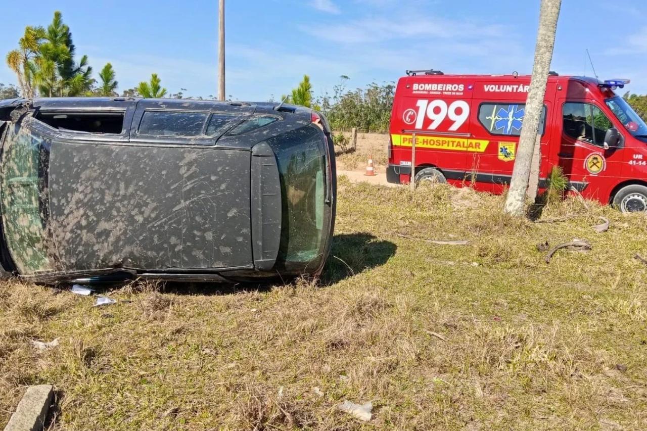 Fotos: homem fica ferido após capotar veículo em Jaguaruna