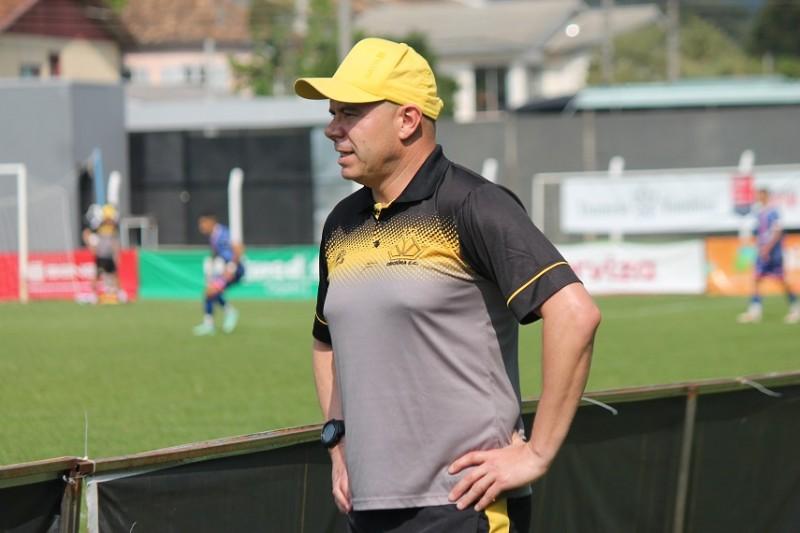 Almeida evita falar de pênalti e cobra melhor desempenho de sua equipe: 'Não adianta achar culpado'