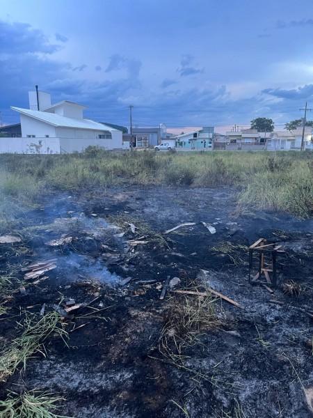 Bombeiros Voluntários combatem incêndio em vegetação em Jaguaruna