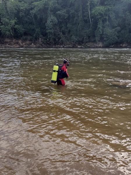 Bombeiros realizam terceiro dia de buscas por desaparecidos no Rio Braço do Norte