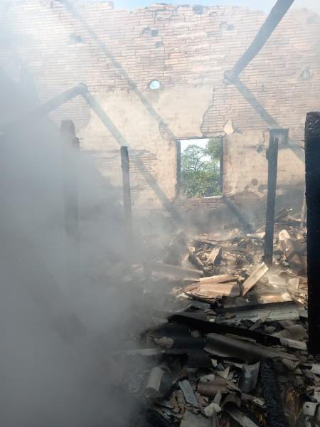 Parte do telhado de estufa de fumo colapsa após incêndio em Criciúma