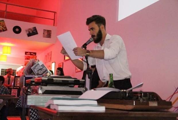 Jovem criciumense lança segundo livro