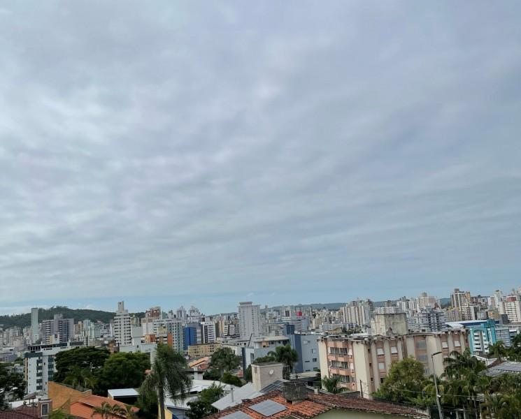 Fim de semana com aberturas de sol, chuva e temperaturas amenas na região carbonífera