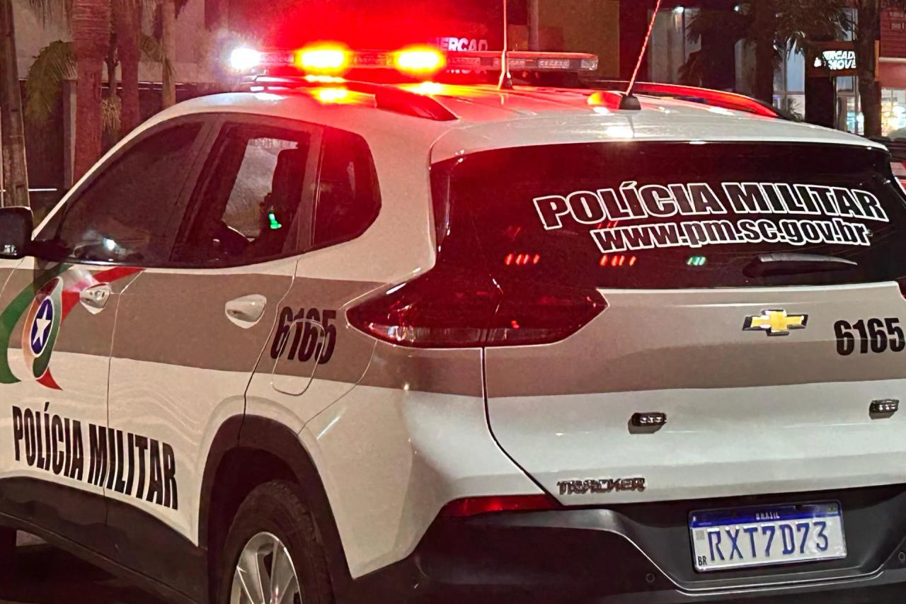 Mulher é encaminhada em estado grave ao hospital após receber "mata-leão" do marido