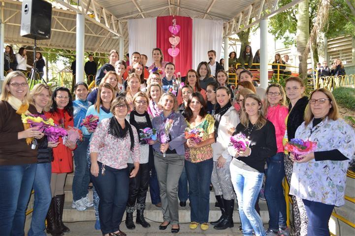 Emocionadas, mães professoras recebem flores na Satc
