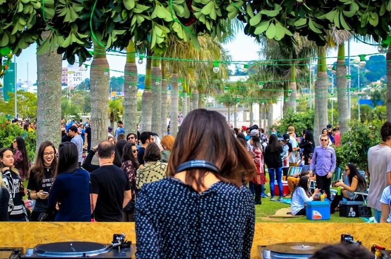 VÍDEO: Sonore leva música eletrônica ao Parque Municipal de Urussanga