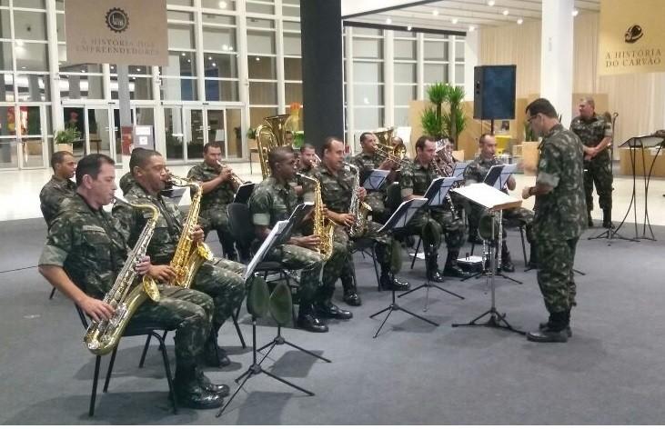Banda do 28º GAC faz apresentação no Nações Shopping