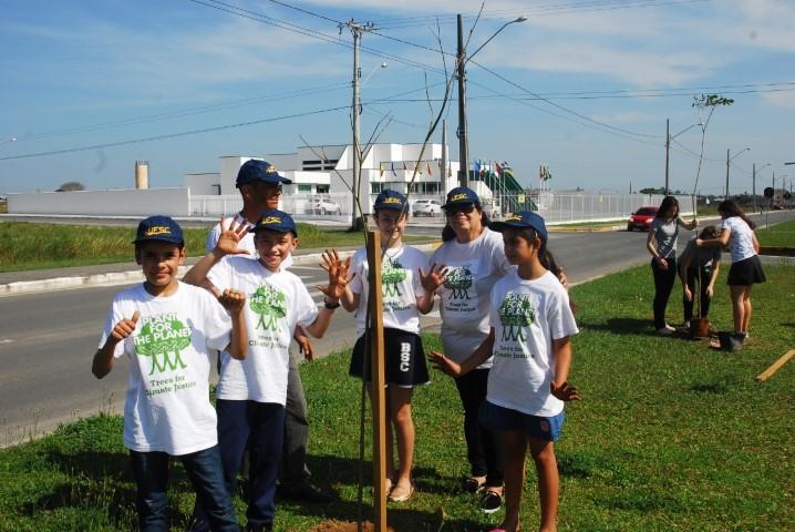 ONG Alemã Plant-for-the-Planet faz atividade ambiental em Balneário Arroio do Silva