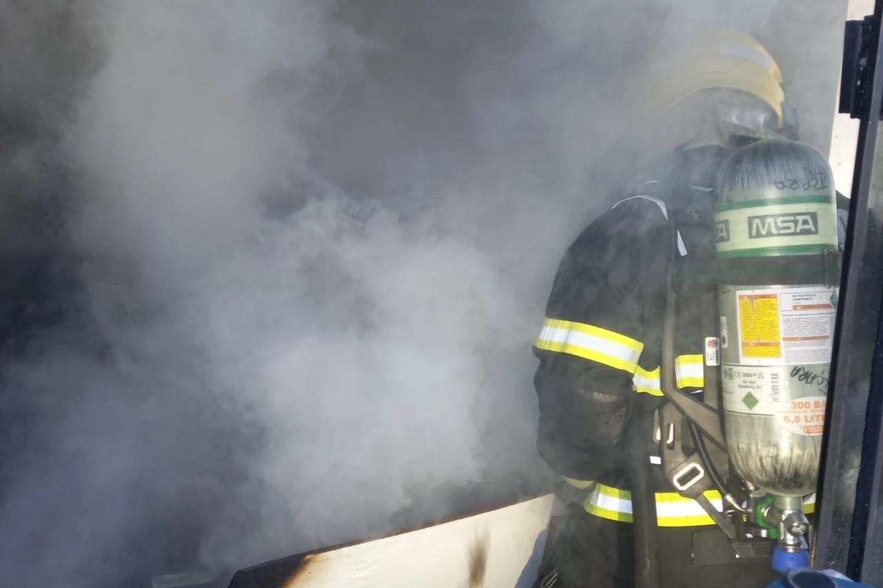 Incêndio atinge galpão em Içara