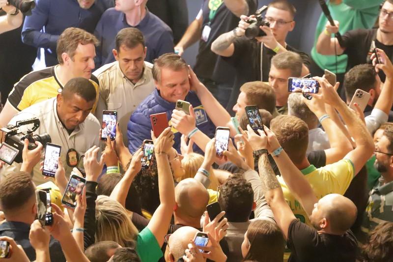 Pela primeira vez em Criciúma, Jair Bolsonaro reúne apoiadores no AM Master Hall