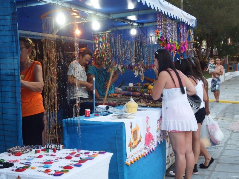 Artesãos locais se preparam para a temporada de verão