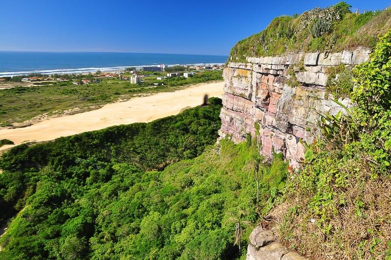 Mulher cai de penhasco em Balneário Morro dos Conventos