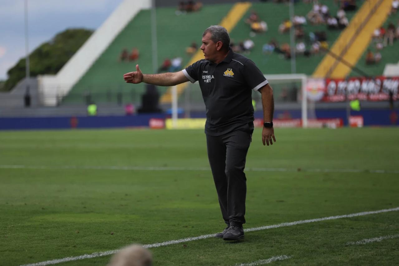 Cláudio Tencati faz desabafo após derrota e aponta situações determinantes para sua saída