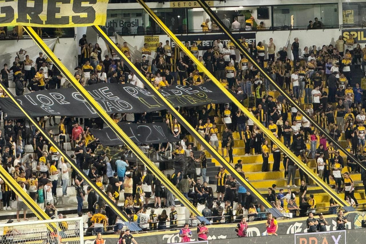 Torcida Os Tigres faz novo protesto antes de jogo no HH: “Pior que perder é não lutar”