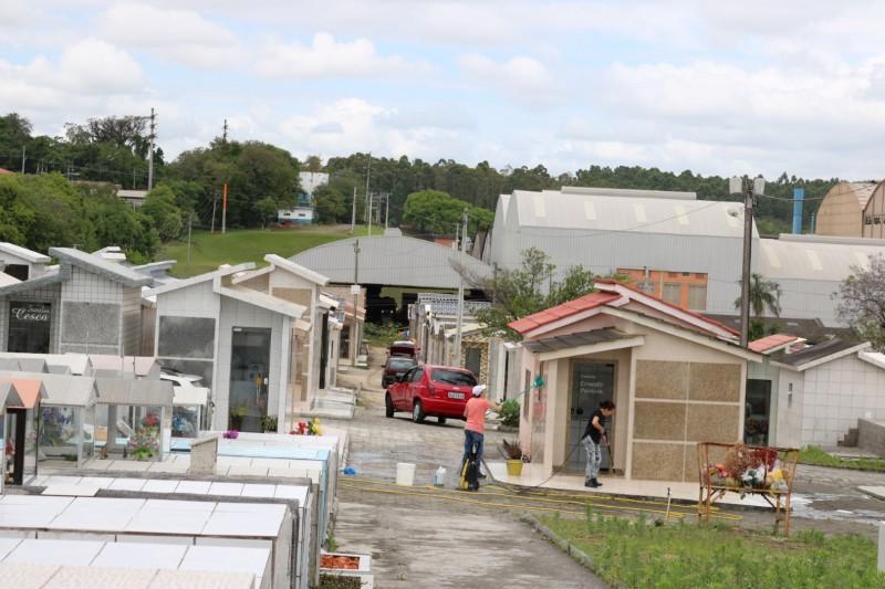 Secretaria de Obras realiza limpeza e manutenção no Cemitério Municipal para o Dia de Finados