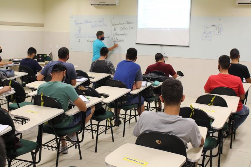 Últimos dias para se inscrever nos cursos técnicos noturnos do Colégio Satc 