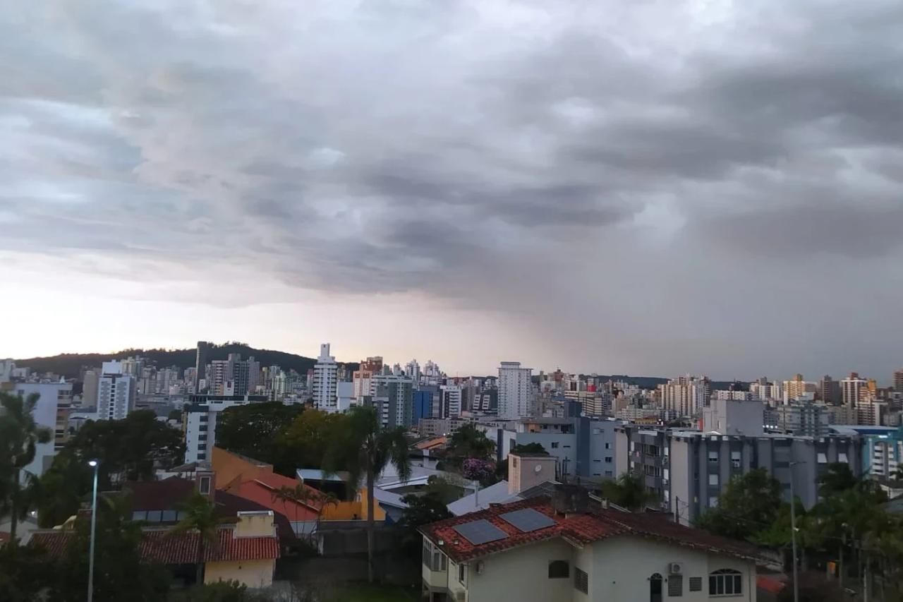 Predomínio de céu nublado e temperaturas amenas marcam a quarta-feira em Criciúma