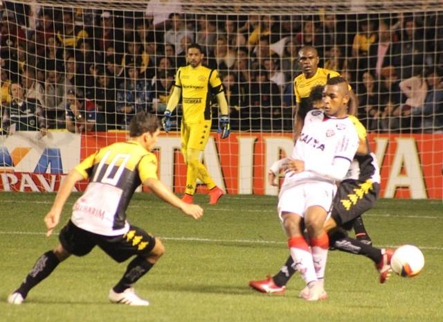 Vitória e Criciúma: o jogo de lados opostos 