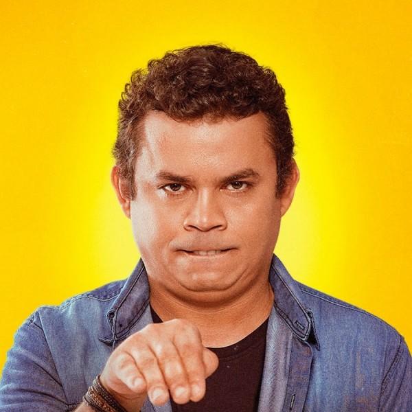 Humorista Emerson Ceará apresenta show de stand-up no Teatro Elias Angeloni em Criciúma