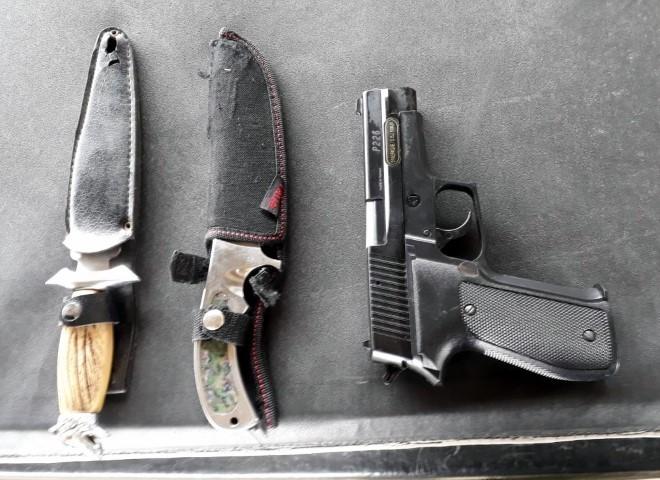 Motorista é flagrado com facas e arma falsa em Tubarão