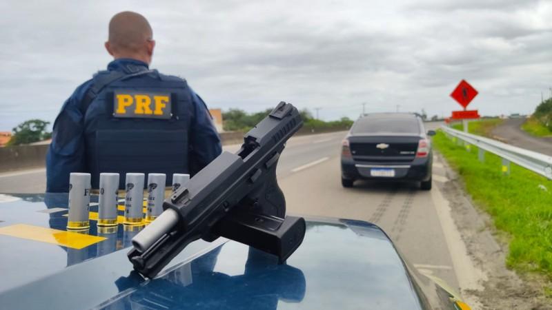 PRF apreende pistola e munições na BR-101 em Laguna