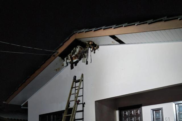 Fiação de casa pega fogo durante banho de moradores em Criciúma